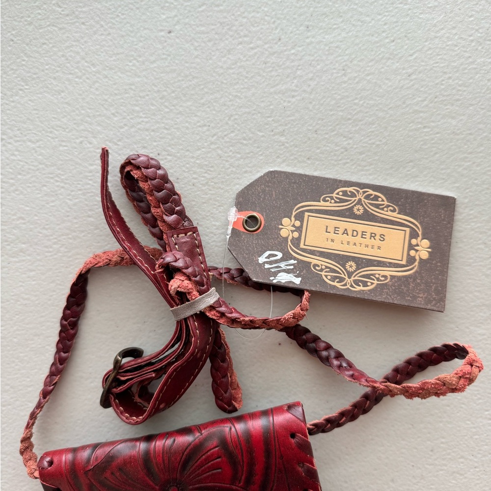 Leaders In Leather Bag - Crossbody - Essential Tooled LEATHER Bag - Picture 10 of 12